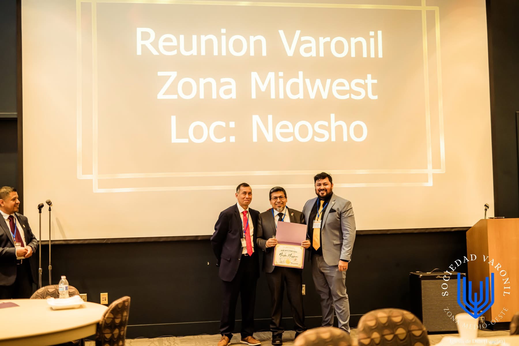 Reconocimiento durante la Reunión Varonil de la Zona Medio-Oeste en Neosho